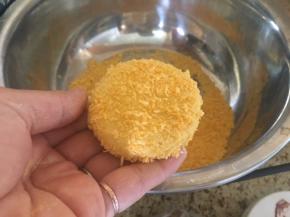 上面粘上面包糠；