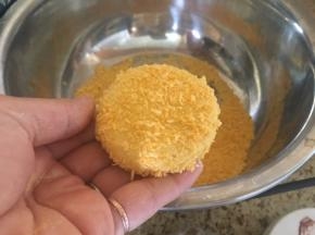 上面粘上面包糠；