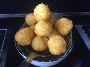 沥干油，放入放了吸油纸的盆中，吸去多余的油分，待凉就可以；