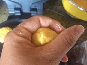 利用虎口，捏合；