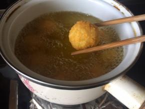 炸至金黄，就可以出锅了；