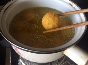 炸至金黄，就可以出锅了；