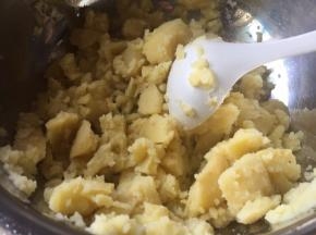 土豆，削皮，切成块，放入蒸锅，蒸熟；