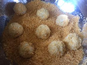 然后，都放入面包糠中，滚动；粘满面包糠；