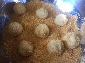 然后，都放入面包糠中，滚动；粘满面包糠；