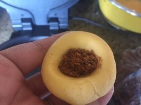 取一个小剂子，挖个小孔，加入红糖；