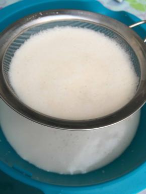 320克的黄豆加了1200ml的水，用料理机打碎，然后过滤2遍