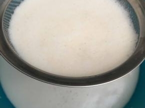 320克的黄豆加了1200ml的水，用料理机打碎，然后过滤2遍