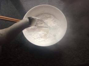 将糯米粉，澄粉，紫薯粉混合一起，烧沸水烫熟。