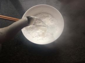 将糯米粉，澄粉，紫薯粉混合一起，烧沸水烫熟。