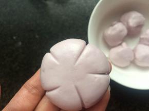 用小工具分出五个花瓣。