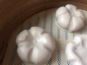 中心用圆头工具按一下，形成花芯，依次做好所有。