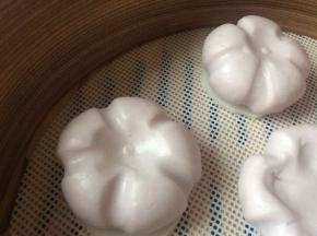 中心用圆头工具按一下，形成花芯，依次做好所有。