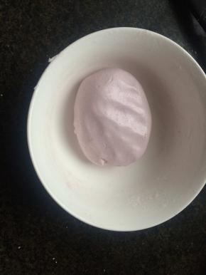 待稍凉，和成软硬适中的面团。