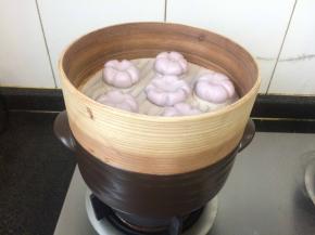 蒸笼上锅，蒸十分钟左右。