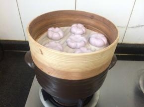 蒸笼上锅，蒸十分钟左右。