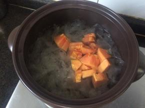 此时将木瓜倒入锅内，加适量冰糖。