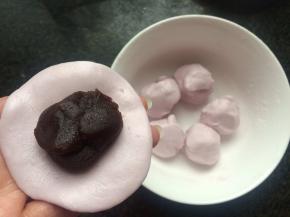 将面团分成小剂子，包上豆沙馅。