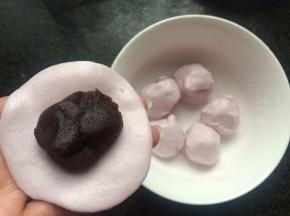 将面团分成小剂子，包上豆沙馅。