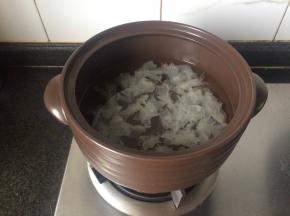 锅中添适量水 ，加银耳大火煮开转小火。