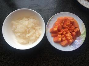 银耳温水泡发，撕小朵 ，木瓜切块。