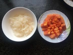 银耳温水泡发，撕小朵 ，木瓜切块。