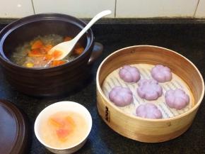 小点心和银耳木瓜汤就做好了。