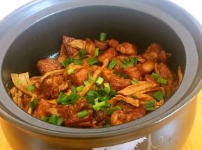 最后撒上香葱末儿增香提味即可。