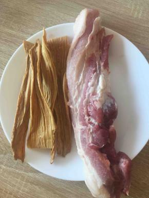 准备需要的食材。