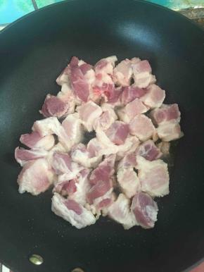 锅烧热入少许油，小火煎五花肉。