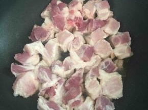 锅烧热入少许油，小火煎五花肉。