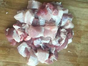 五花肉切2厘米见方的方块。