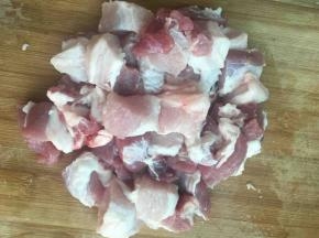 五花肉切2厘米见方的方块。