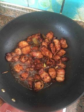 翻炒至猪肉上色。