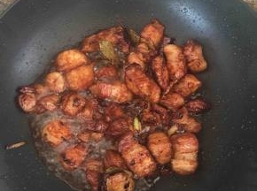 翻炒至猪肉上色。