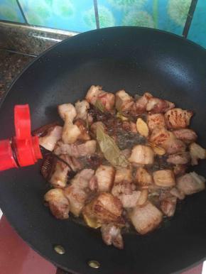 加入老抽上色。