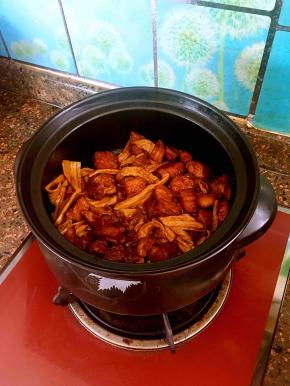 小火炖15分钟左右，至腐竹入味汤汁浓厚熄火。