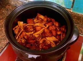 小火炖15分钟左右，至腐竹入味汤汁浓厚熄火。