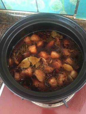 倒入淹过食材的开水。