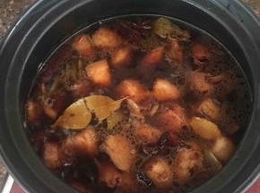 倒入淹过食材的开水。