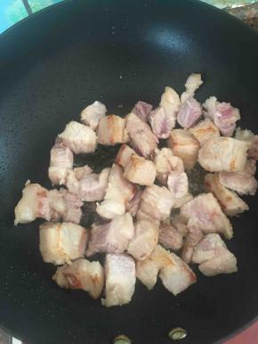 煎至五花肉微微吐油变色。