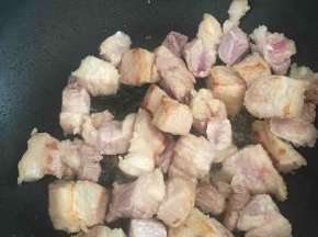 煎至五花肉微微吐油变色。