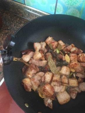 淋入料酒去腥。