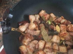 淋入料酒去腥。