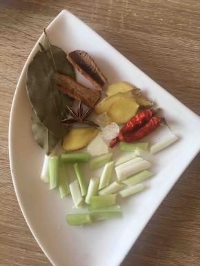 准备好所需的香料。