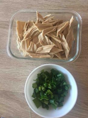 泡软的腐竹改刀切斜段。切好葱花。