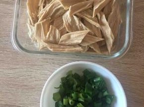 泡软的腐竹改刀切斜段。切好葱花。