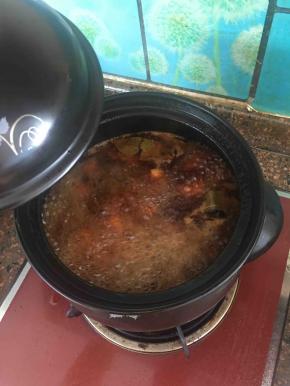 沸腾后转小火煨制。大约30分钟左右肉熟后再放少许盐。