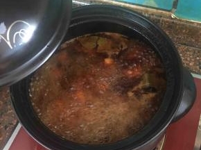 沸腾后转小火煨制。大约30分钟左右肉熟后再放少许盐。