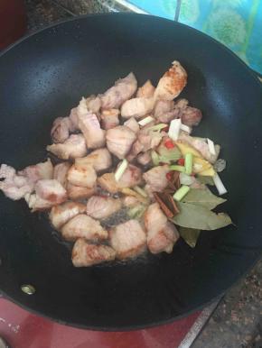 加入所有的香料炒香。